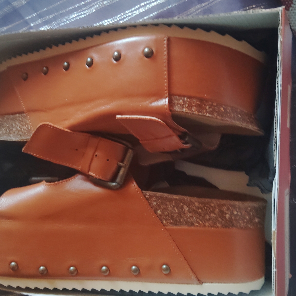 Women's Tan Sandals - Picture 4 of 5